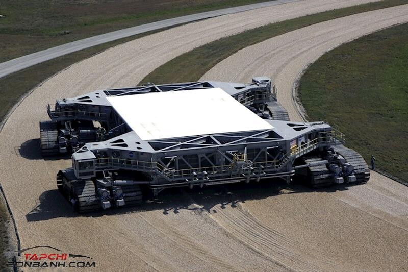 Crawler Transporter - chiếc xe lớn nhất Thế Giới, tiêu thụ 300 lít dầu/km