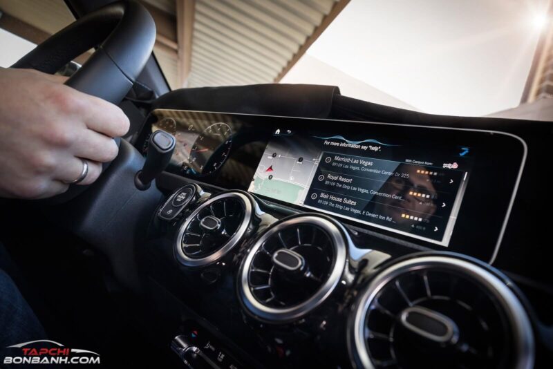 Hơn 340.000 xe Mercedes-Benz bị triệu hồi do lỗi camera lùi