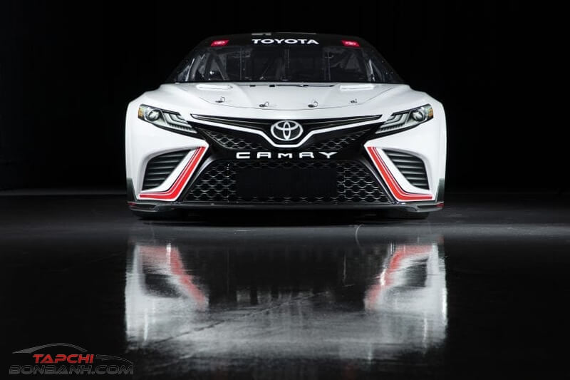 'Xe giám đốc' Toyota Camry bản đường đua mạnh tới 670 mã lực
