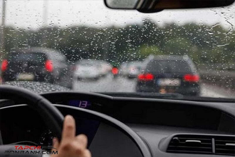 Khi lái xe ô tô dưới trời mưa khó tránh khỏi 5 lỗi đơn giản này