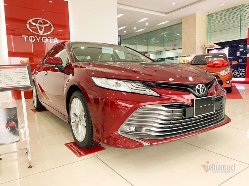 Xe sedan 1 tỷ tháng 10/2021: Toyota Camry áp sát Vinfast Lux A2.0