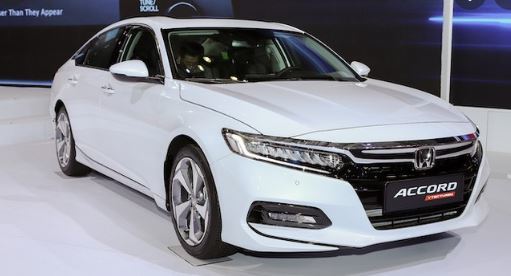 Xe sedan 1 tỷ tháng 10/2021: Toyota Camry áp sát Vinfast Lux A2.0