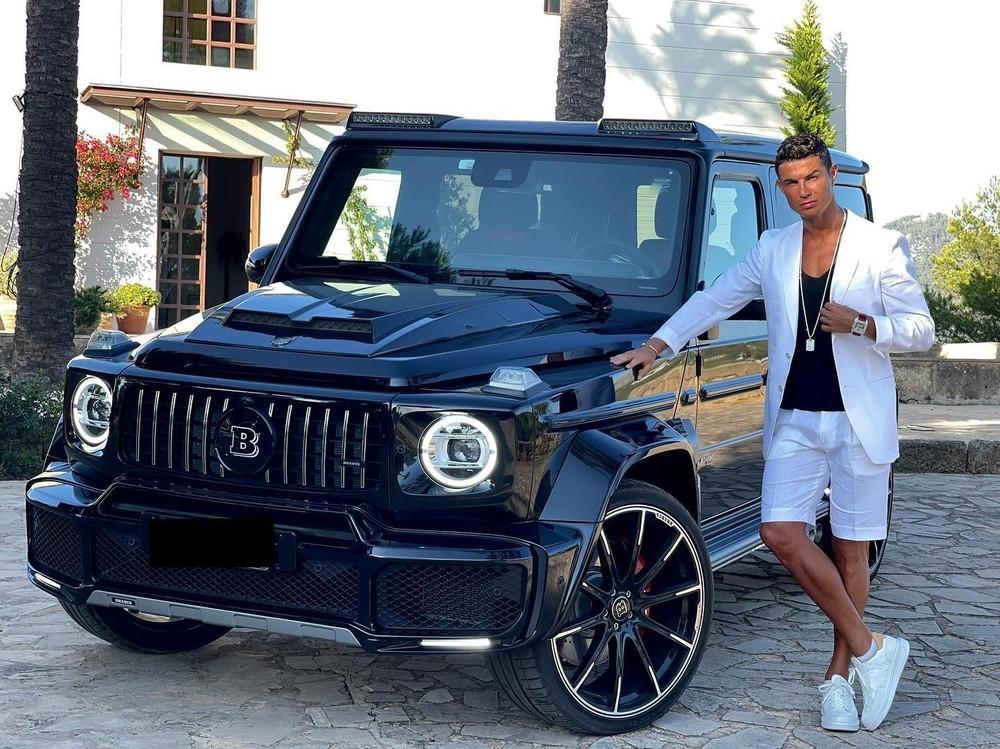 Ronaldo chụp ảnh bên chiếc Mercedes-Benz G-Class độ Brabus được bạn gái tặng