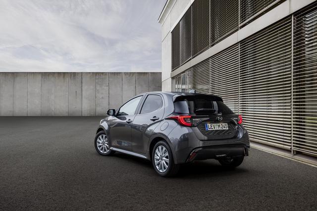 Ra mắt Mazda2 Hybrid 2022: Bản sao Toyota Yaris, ăn xăng dưới 4L/100km - Ảnh 3.