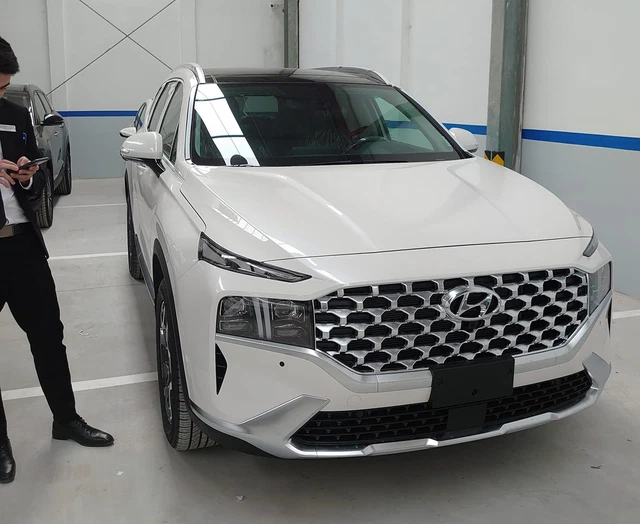 Hyundai Santa Fe 2022 âm thầm về đại lý Việt Nam: Cắt 2 phiên bản, thêm tính năng, giá tăng 20 triệu đồng - Ảnh 1.