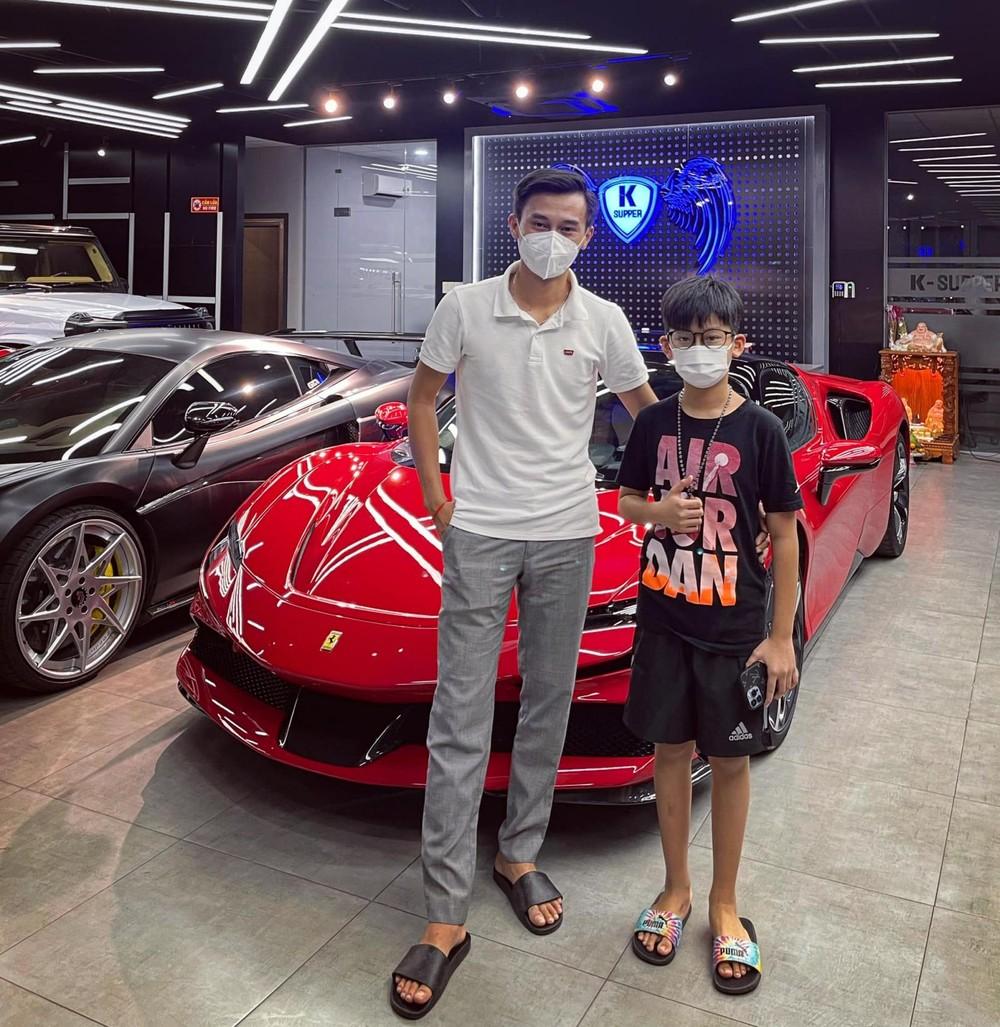 Chuẩn cậu cả thời 4.0, con trai của Đức Huy và Lệ Quyên nhận bàn giao siêu xe Ferrari SF90 Stradale