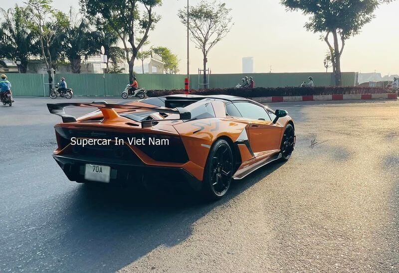Vua ve nuoc Lamborghini Aventador SVJ Roadster mau cam duoc deo bien Tay Ninh 1