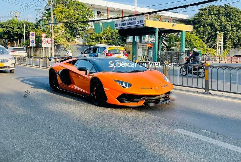 Vua ve nuoc Lamborghini Aventador SVJ Roadster mau cam duoc deo bien Tay Ninh 2