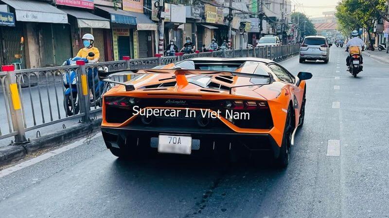 Vua ve nuoc Lamborghini Aventador SVJ Roadster mau cam duoc deo bien Tay Ninh 3