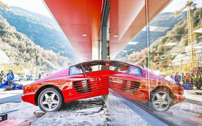'Dân chơi' 82 tuổi tông siêu xe Ferrari vào trung tâm thương mại ảnh 1