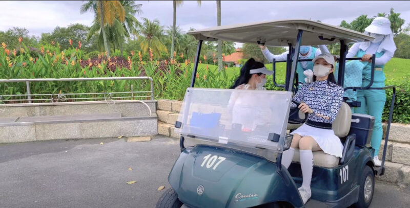  
Nàng hậu lái xe điện đến các hố đánh golf. (Ảnh: Chụp màn hình) - Tin sao Viet - Tin tuc sao Viet - Scandal sao Viet - Tin tuc cua Sao - Tin cua Sao