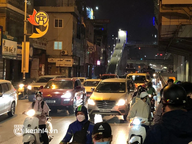Hai xe ô tô đấu đầu nhau, cảnh sát phong tỏa đường hầm Nguyễn Trãi trong đêm - Ảnh 3.