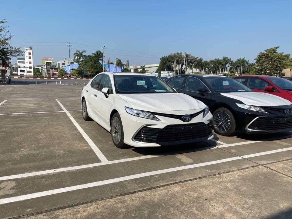 Toyota Camry 2022 thuộc bản nâng cấp giữa vòng đời, xe vẫn tiếp tục nhập khẩu nguyên chiếc từ Thái Lan.