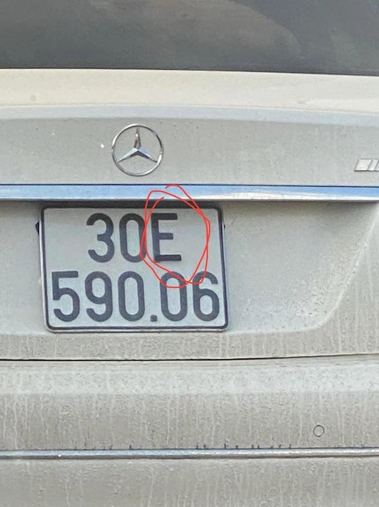 Hình ảnh chiếc Mercedes-Benz C250 dán băng keo vào biển số từng được chia sẻ lên mạng xã hội (Ảnh: HLX).