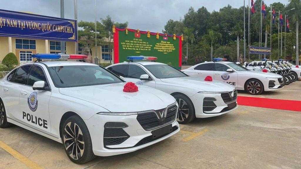 Việt Nam tặng lô xe cảnh sát VinFast Lux A 2.0 và Honda CB500X cho Campuchia ảnh 1