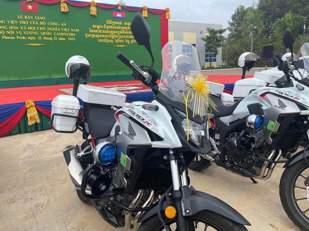 Việt Nam tặng lô xe cảnh sát VinFast Lux A 2.0 và Honda CB500X cho Campuchia ảnh 3