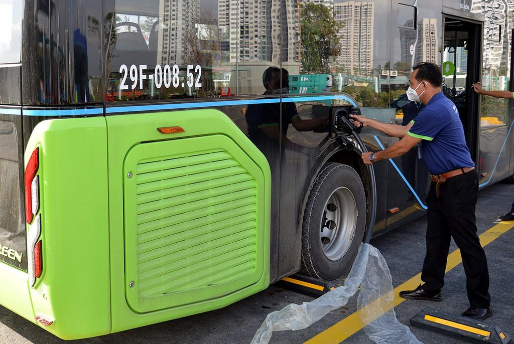 Xuất hiện xe buýt điện VinBus chạy thử trên đường phố Sài Gòn ảnh 13