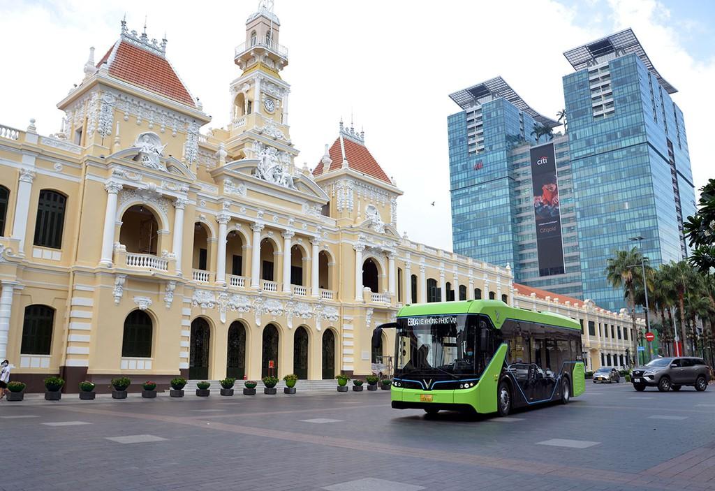 Xuất hiện xe buýt điện VinBus chạy thử trên đường phố Sài Gòn ảnh 1
