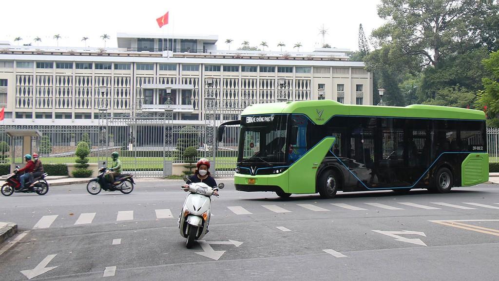 Xuất hiện xe buýt điện VinBus chạy thử trên đường phố Sài Gòn ảnh 2