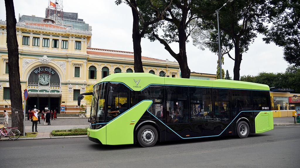Xuất hiện xe buýt điện VinBus chạy thử trên đường phố Sài Gòn ảnh 3