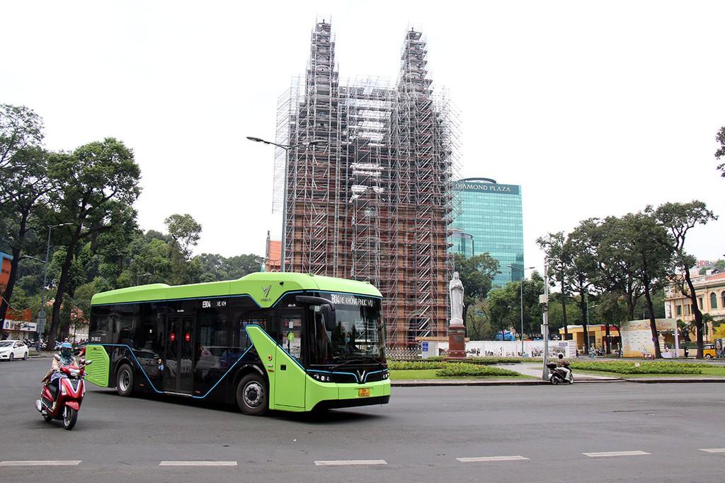 Xuất hiện xe buýt điện VinBus chạy thử trên đường phố Sài Gòn ảnh 4