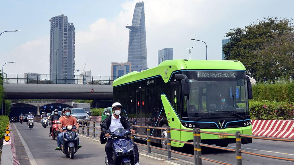 Xuất hiện xe buýt điện VinBus chạy thử trên đường phố Sài Gòn ảnh 5