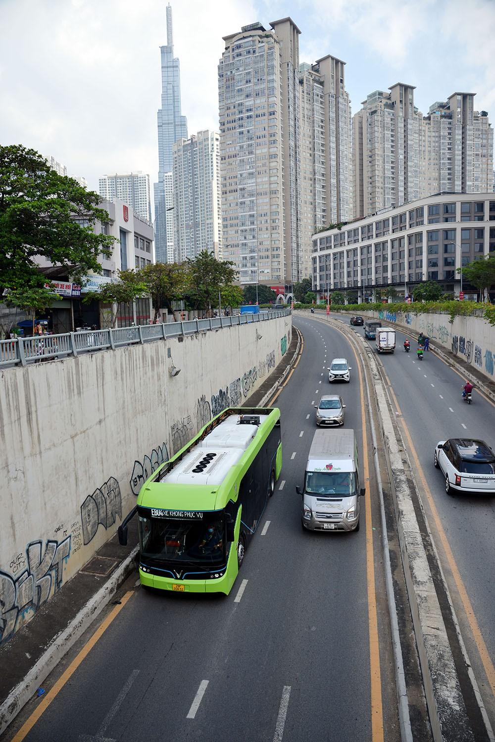 Xuất hiện xe buýt điện VinBus chạy thử trên đường phố Sài Gòn ảnh 6