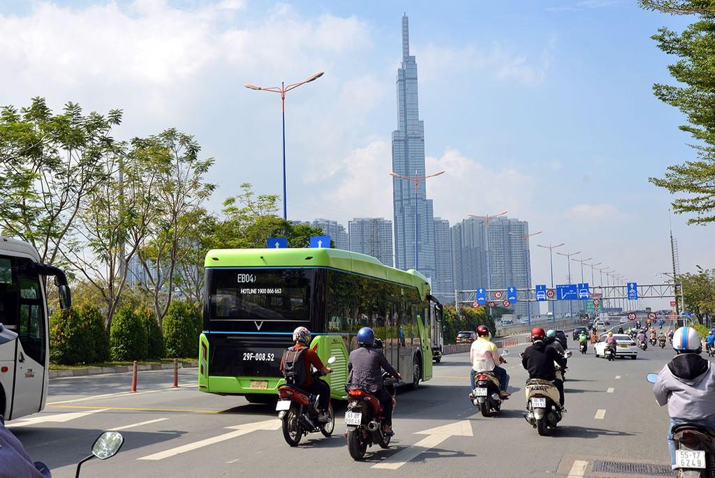 Xuất hiện xe buýt điện VinBus chạy thử trên đường phố Sài Gòn ảnh 7