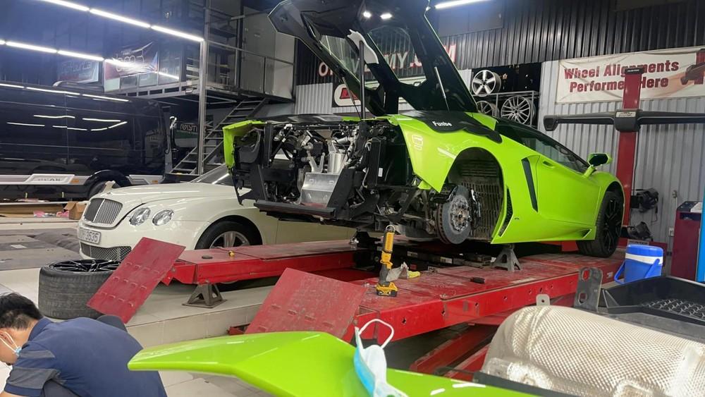 Chiếc xe Lamborghini Aventador LP700-4 Roadster được tháo bỏ toàn bộ đuôi xe để nâng cấp ống xả