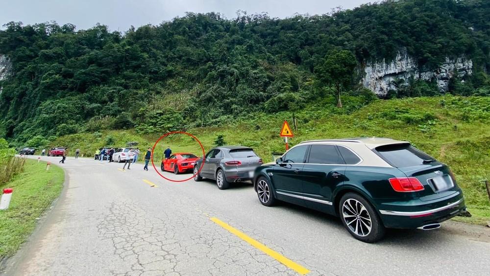 Dàn siêu xe và xe sang khủng của doanh nhân Sài thành trải nghiệm phượt về Nghệ An. Trong ảnh là đoàn xe xếp hàng dài tại địa bàn tỉnh Hà Tĩnh, 3 chiếc xe xếp cuối là Audi R8 V10 Plus, Porsche Macan S và Bentley Bentayga W12