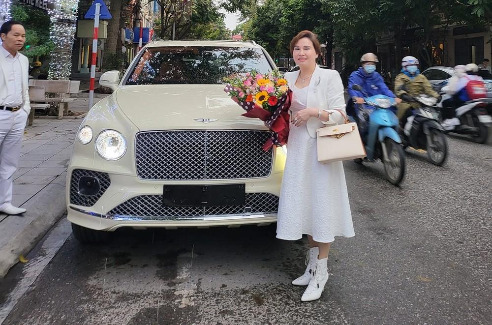 Người vợ trong buổi lễ bàn giao xe ở Bắc Ninh vừa qua
