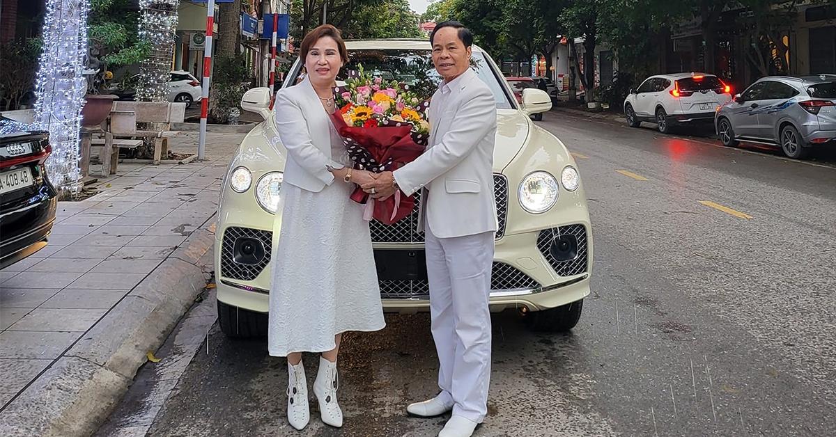 Vợ chồng U60 tại Bắc Ninh gây sốt CĐM khi tậu xe sang Bentley Bentayga V8 hơn 20 tỷ đồng