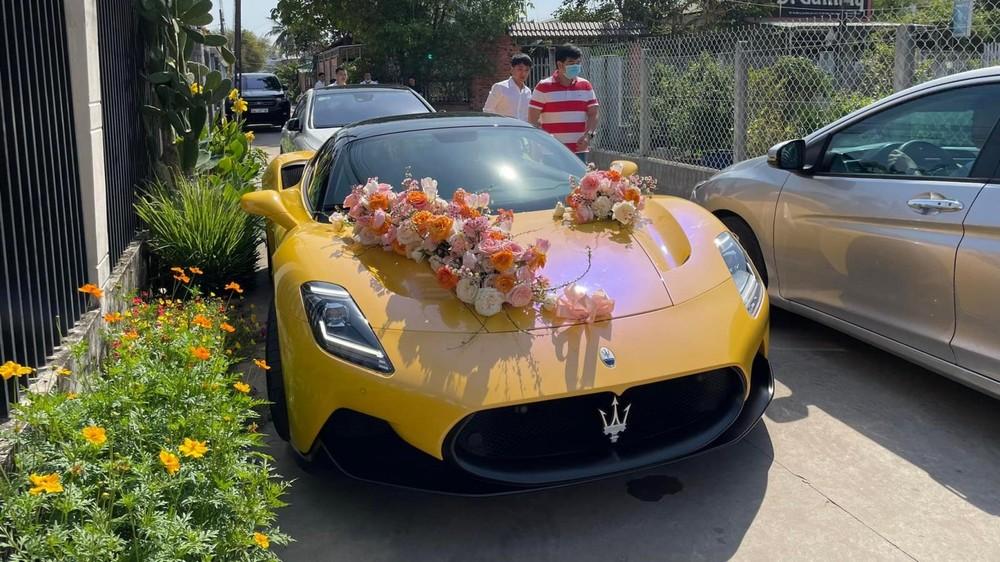 Chiếc xe Maserati MC20 được trang trí hoa cưới trên nắp capô