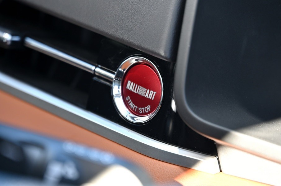 Nút bấm khởi động máy của Mitsubishi Outlander Ralliart Style