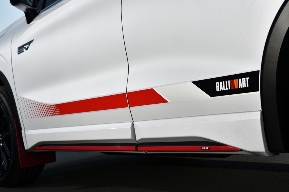 Đề-can và bệ bước chân màu đỏ của Mitsubishi Outlander Ralliart Style