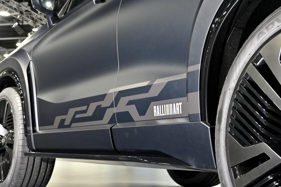 Đề-can và dòng chữ Ralliart trên sườn xe của Mitsubishi Vision Ralliart