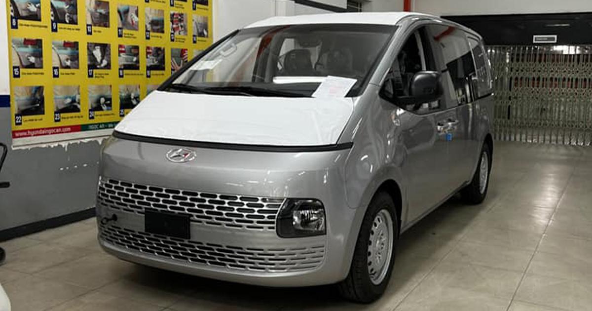 Cận cảnh Hyundai Staria 2022 về đại lý: Thiết kế tương lai, chờ phiên bản 