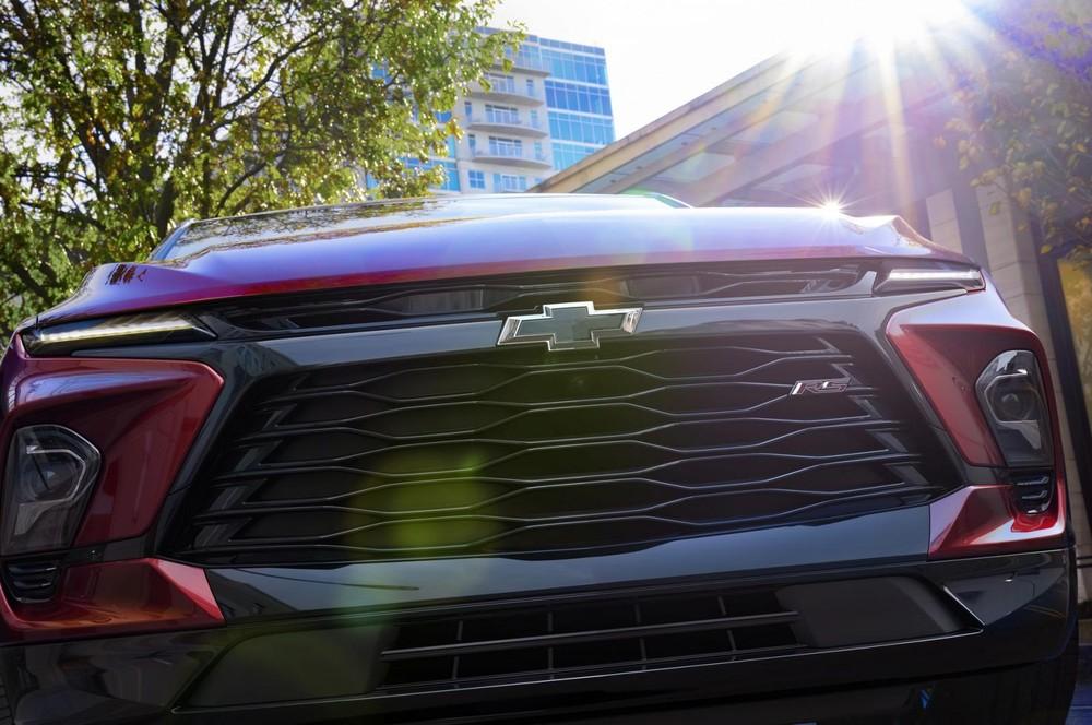 Lưới tản nhiệt của Chevrolet Blazer 2023 được thay đổi nhẹ trong thiết kế