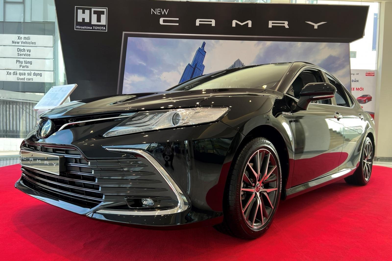 Giá lăn bánh xe Toyota Camry 2022: Cao nhất 1,6 tỷ đồng, khó đấu VinFast  Lux A2.0