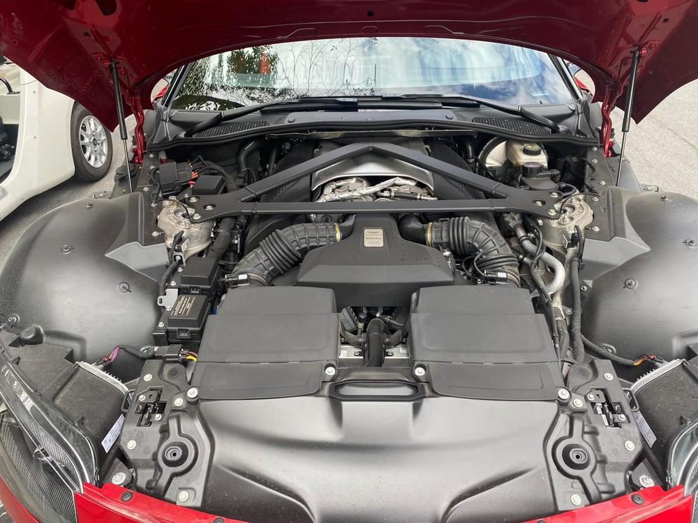 Động cơ xe Aston Martin V8 Vantage từng của Minh Nhựa