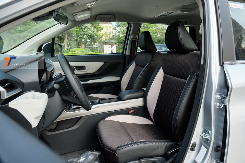 Các hàng ghế của Toyota Veloz Cross 2022 được bọc da pha nỉ và chỉ có thể chỉnh cơ.