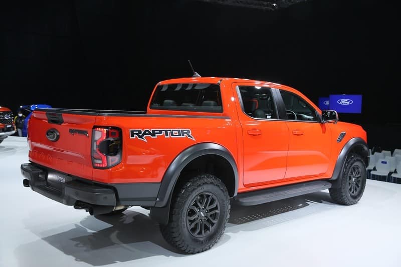 Ford Ranger Raptor 2022 có logo Raptor bên sườn và trên thùng sau