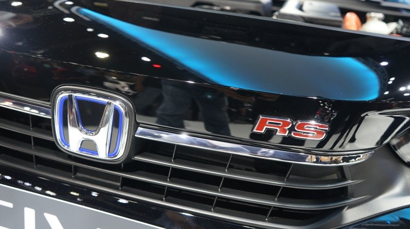 Logo màu xanh dương của Honda Civic e:HEV 2022