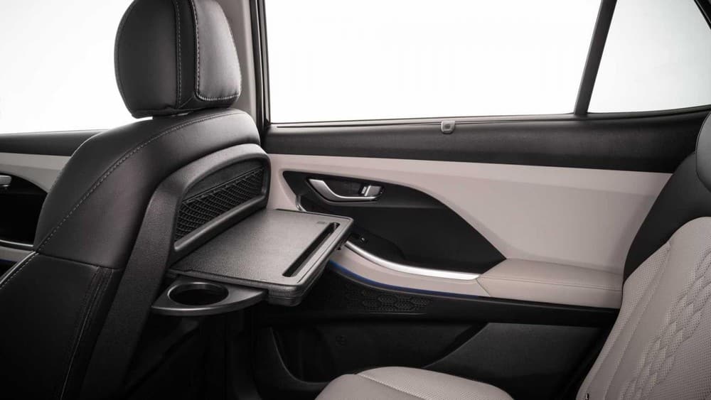 Bàn gấp trên lưng ghế trước của Hyundai Grand Creta 2022
