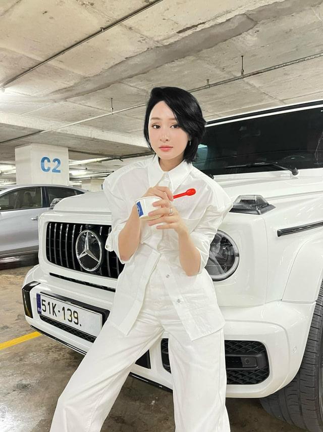 Hiền Hồ tuổi 25: Thường xuyên check-in sân golf, mua xe Mercedes 13 tỷ đồng giống Sơn Tùng M-TP, hàng hiệu sắm không ngớt tay  - Ảnh 9.