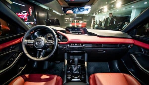 Gần 900 triệu: 'So găng' Honda Civic và Mazda 3 ở phiên bản cao nhất