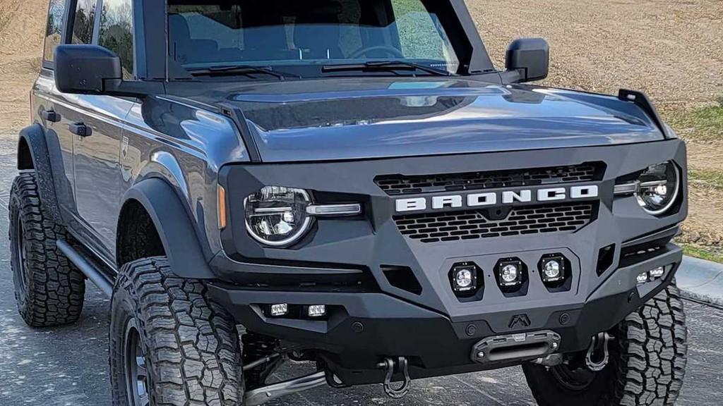 Ấn tượng với Ford Bronco Grumper mang đậm phong cách nhà binh ảnh 2