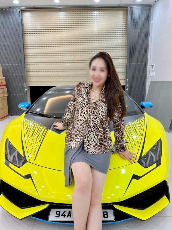 Bà Nguyễn Huỳnh Như cùng siêu xe Lamborghini Huracan LP610-4 mang biển số của tỉnh Bạc Liêu