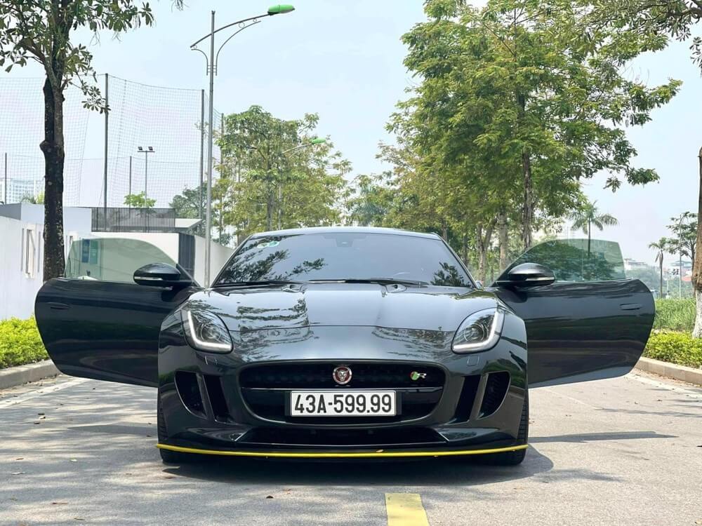 Nhan sắc của chiếc xe thể thao Jaguar F-Type R Coupe đầu tiên về Việt Nam