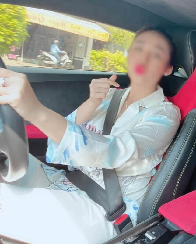 Nguyễn Huỳnh Như trong 1 lần cầm lái siêu xe Lamborghini Huracan LP610-4 